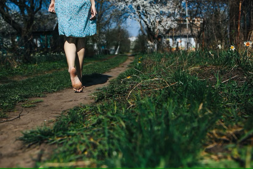 Inilah Manfaat dan Risiko Berjalan Tanpa Alas Kaki bagi Kesehatan